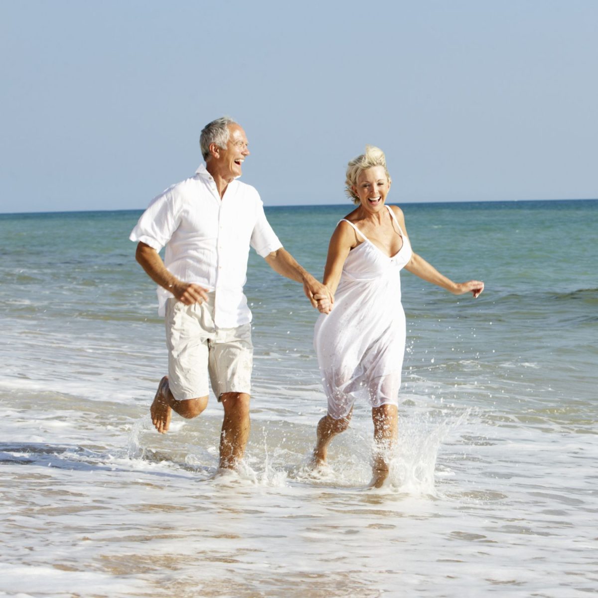 Happy couple at beach | Intus Plus